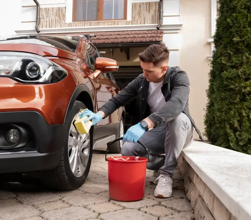 Lavage auto à domicile Bonchamp-lès-Laval : professionnel intervenant sur un véhicule